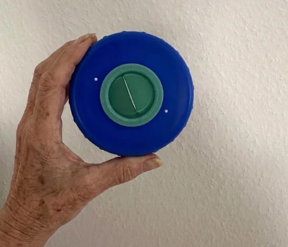 Trelino-Deckel mit Geruchsverschluss-Membran in der Hand